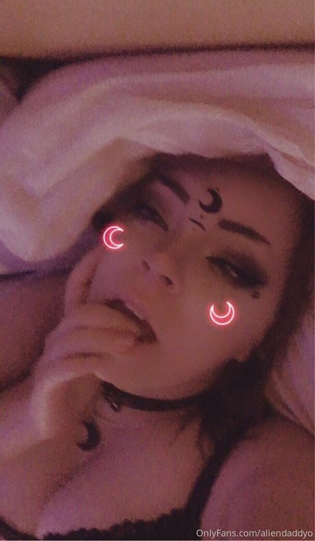 Aliendaddyo model pretty pic