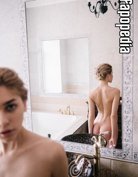 aemillin sexy model pic