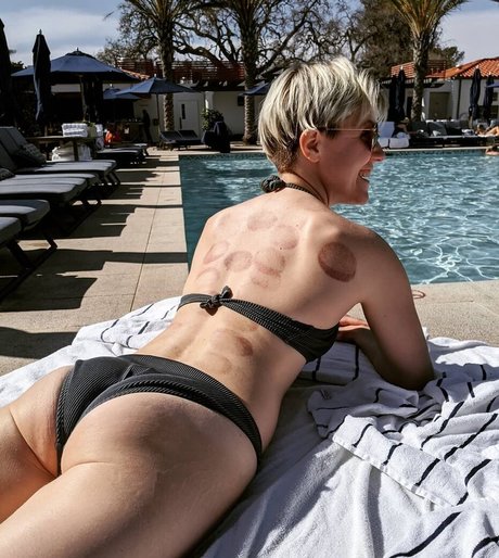 Hannah Hart model pretty galleries