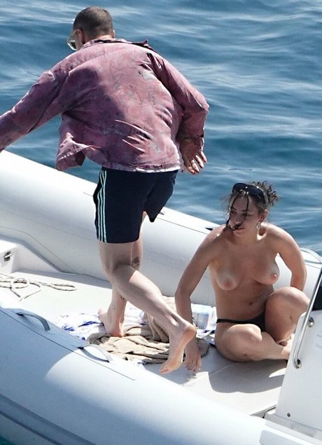 Charlie XCX star erotic photo