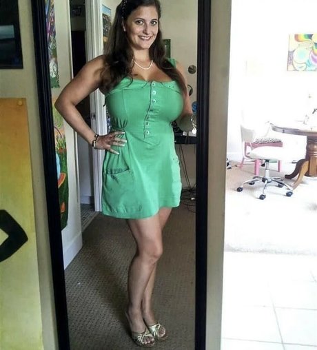 Avery Millah star naked photos