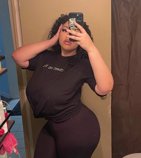 Tanya Mayenge nude model images