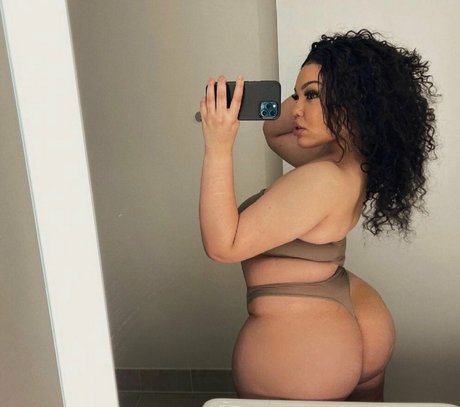 Tanya Mayenge perfect star photo