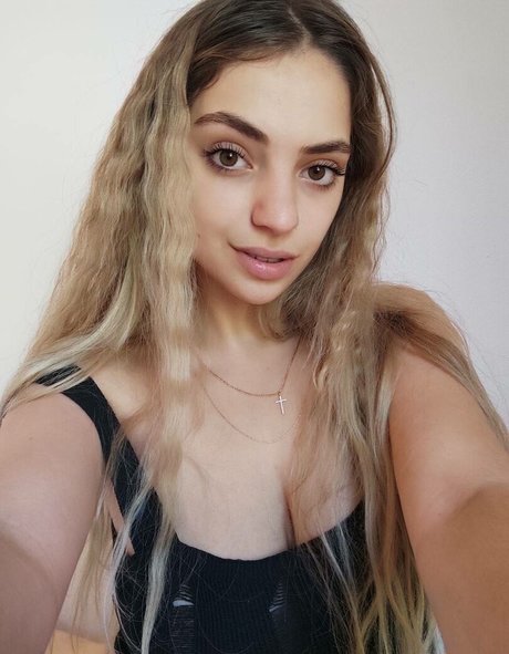 monica01 03 xxx star image