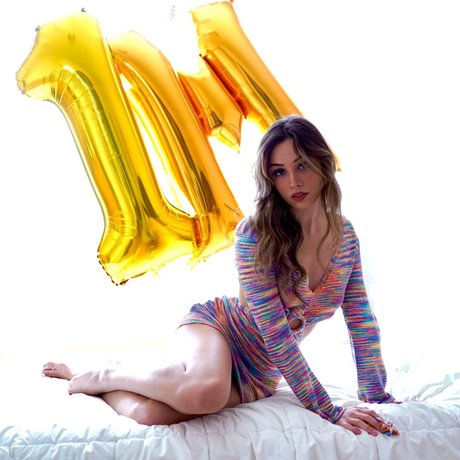 Mimisemaan sexy model photo