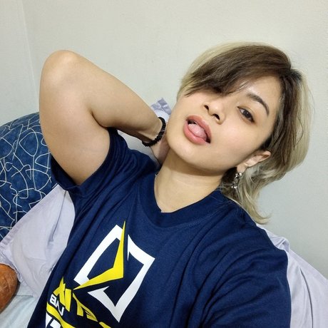 Nyaaati model hot img