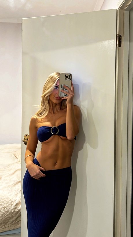 Cassie And Chloe Roberts pornographic model pictures