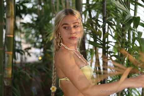 Kelly Lauren erotic model photo