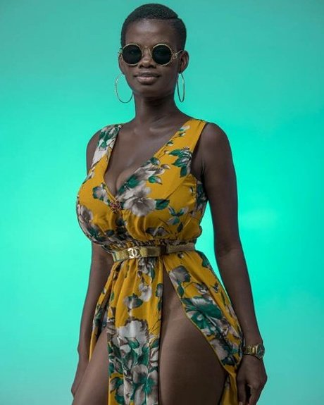 I Am Natural Pam sexy model photo