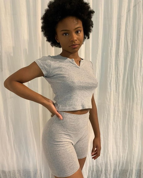 brunette onlyfans pornographic pics