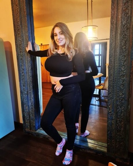 Yonia model beautiful photo