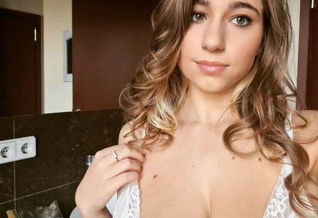 Yonia hot star pictures