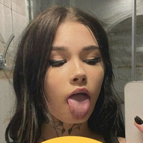 Roxyblum top model img