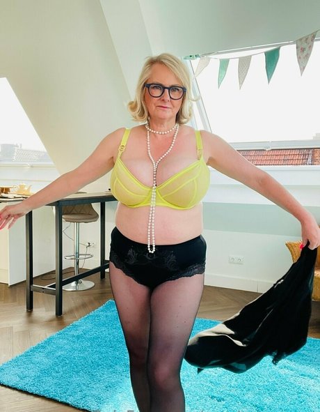 CourtesanAnna art model galleries