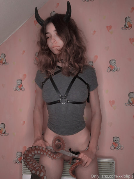 XXLOLIPIE adult model picture