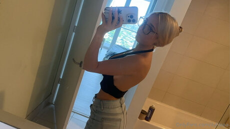 Ilylilaaa model photo