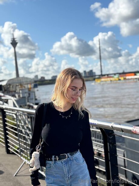 Lolabrain pornstar picture