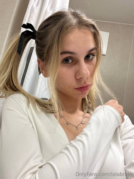 Lolabrain star nude image