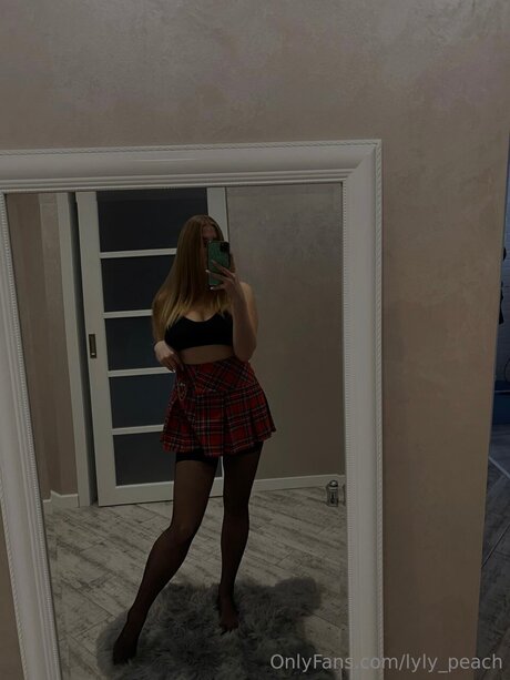 Lyly Peach sexy actress photos