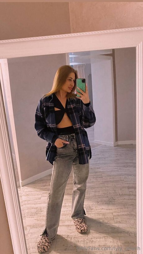 Lyly Peach naked star pics