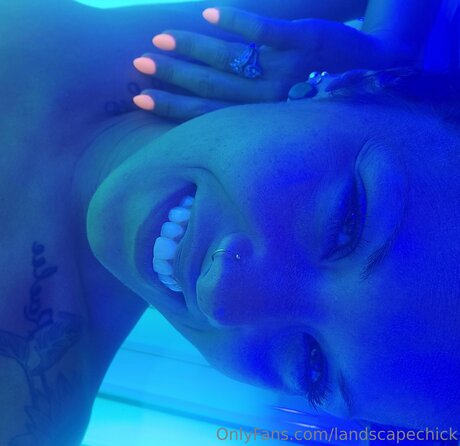 Landscapechick naked model image