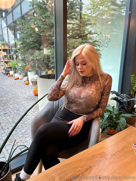 Julieschone star top image