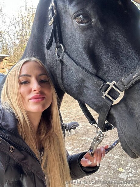 Leonie Sanders sexy star galleries