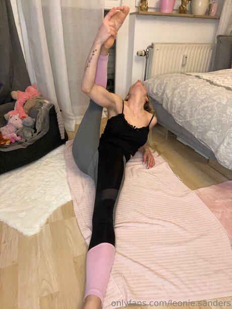 Leonie Sanders star free img