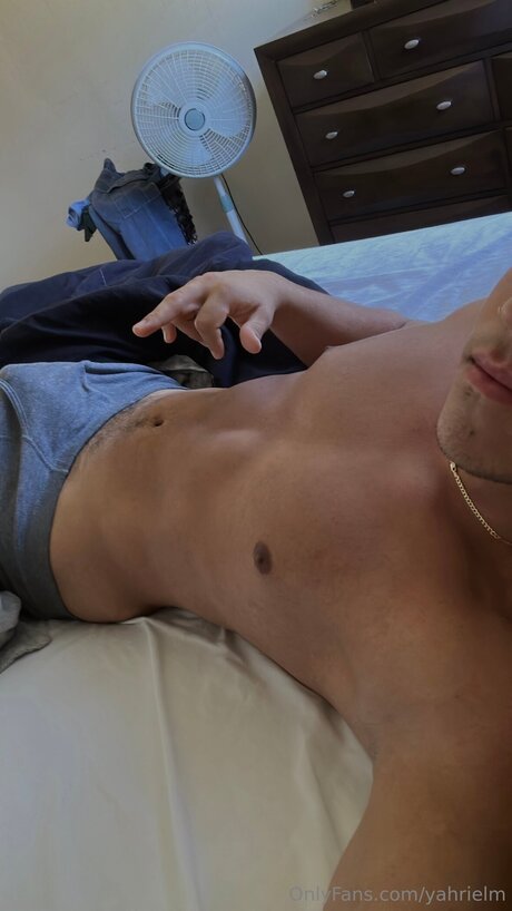 Yahrielm model pornographic pic