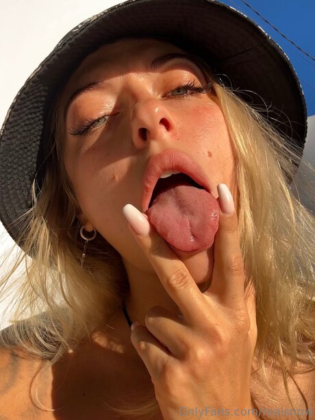 Realsnow erotic star photo