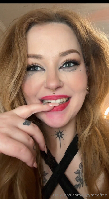 Ivyyraeefree model erotic pic