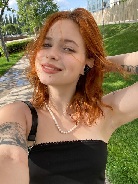 Pineappleri model sexy image