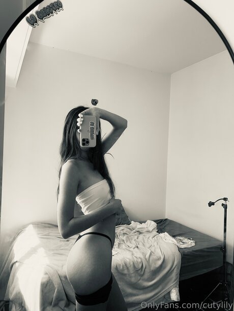 Cutylily pornstar naked photo