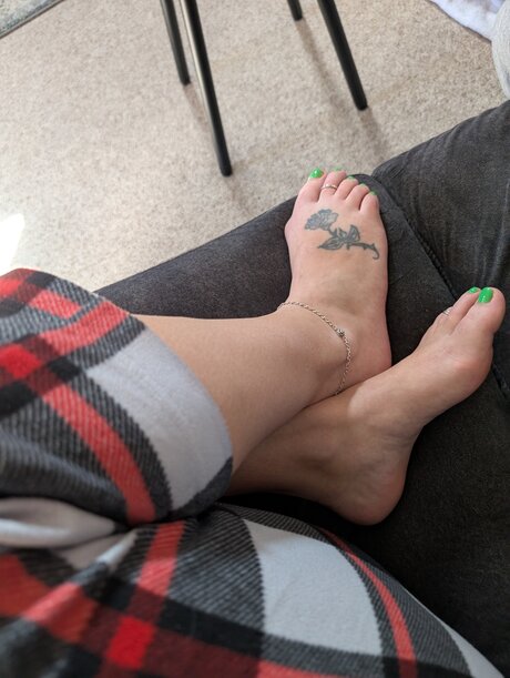 Barefoot Bunny B pretty pornstar photos