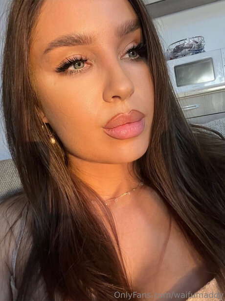 Waifumaddy nude pornstar photo