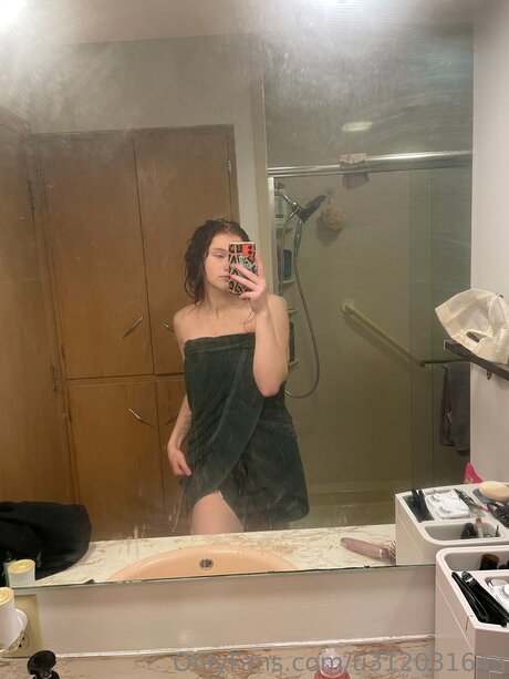 U312031643 erotic actress photo