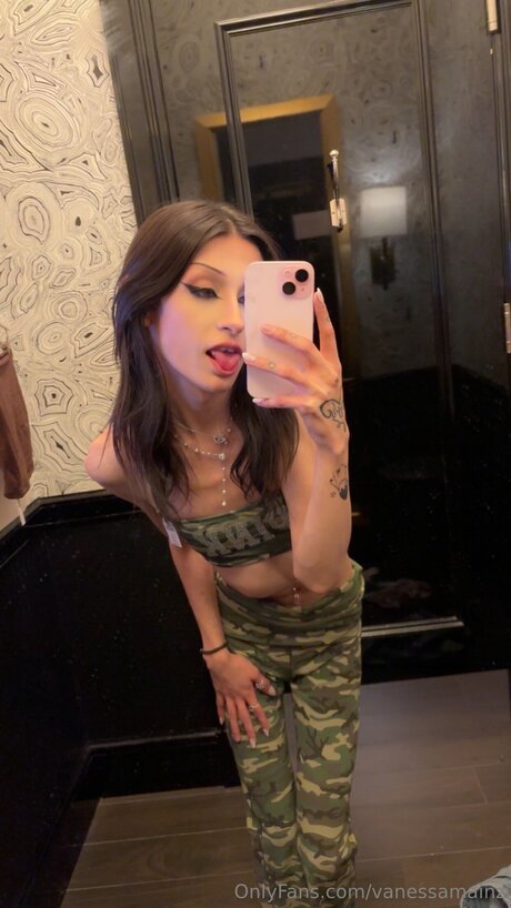 Vanessamainz model nudes image