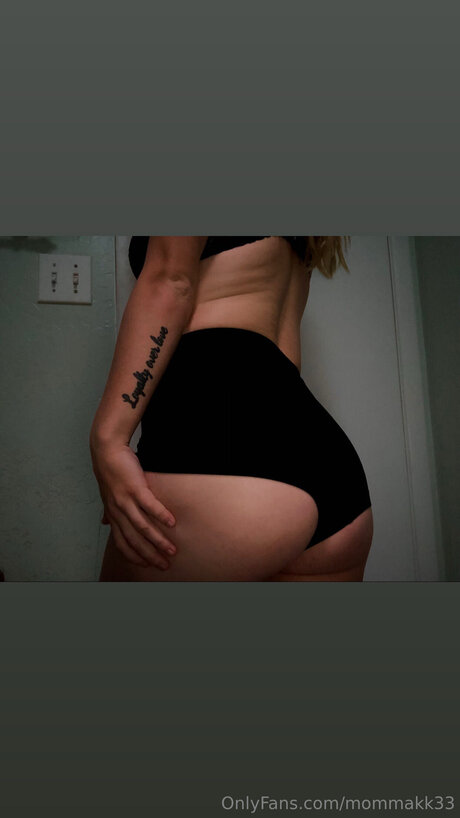 Mommakk33 pornographic actress img