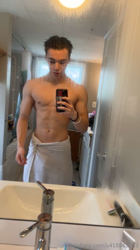 Neoakira model top picture