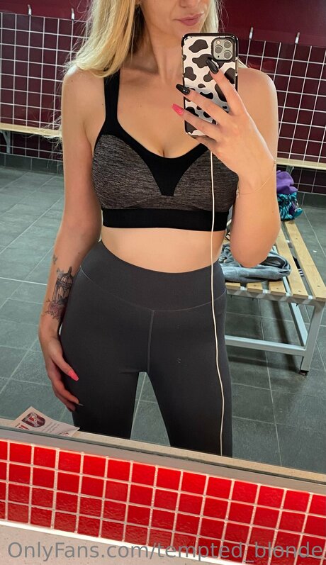 Tempted Blonde naked model img