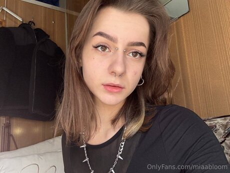 Miaabloom erotic actress photos