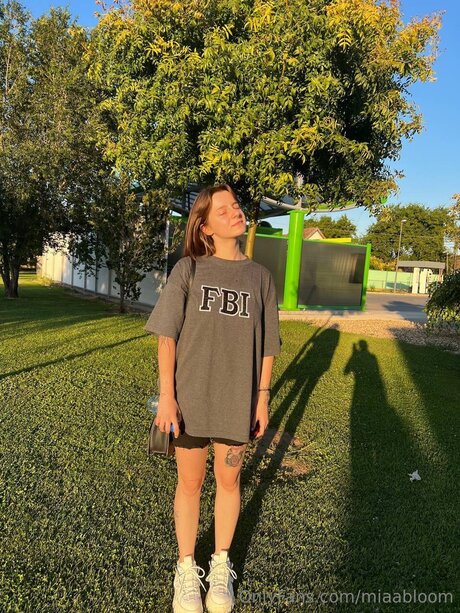 Miaabloom xxx model picture