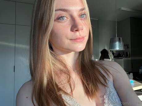 Vallmi top model picture