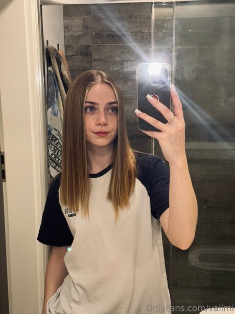 Vallmi model adult archive