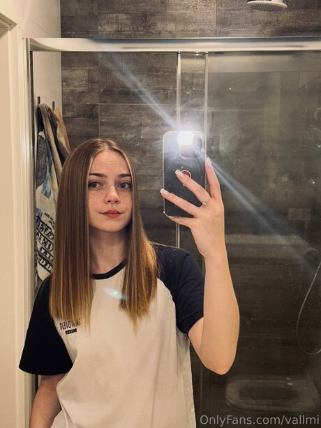 Vallmi model sexy photo