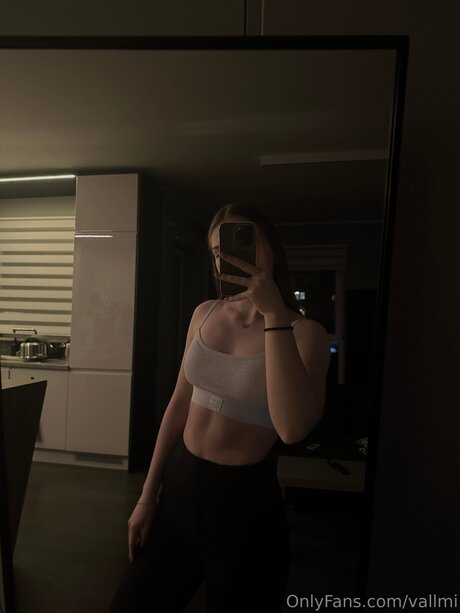 Vallmi model sex photo