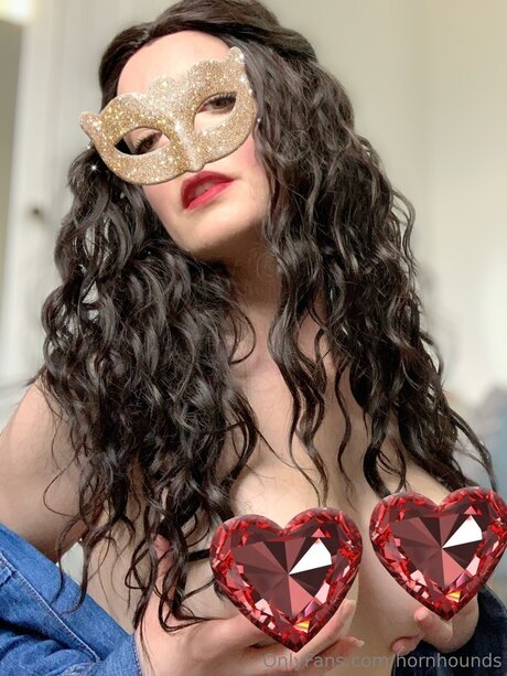 Hornhounds erotic model pics
