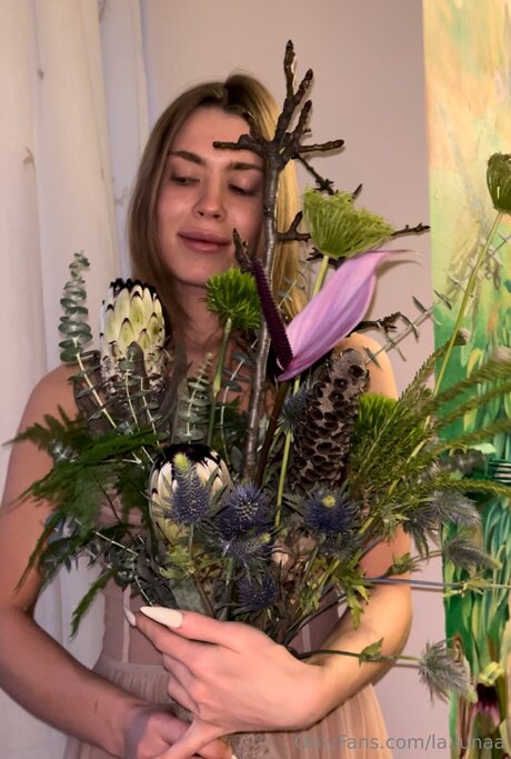 La Lunaa nude model pictures