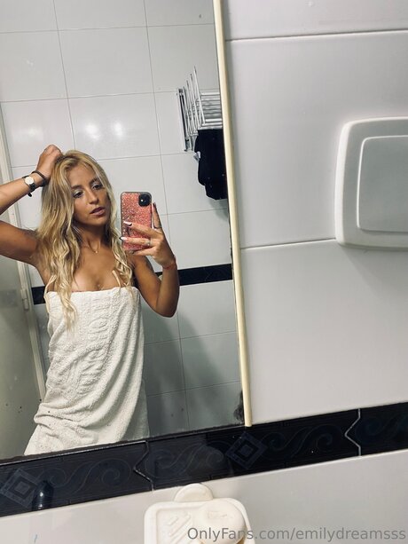 Emilydreamsss star pornographic pics