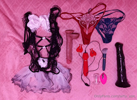 Arty Von porn model images